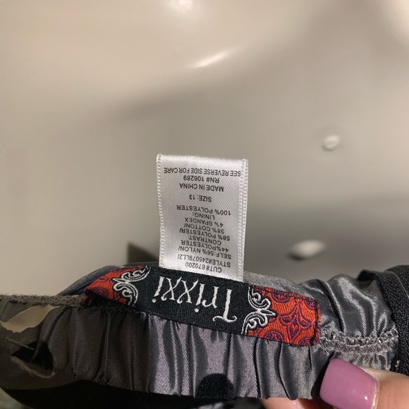 Cute Silver and Black short - Picture 4 of 6